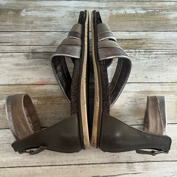 OTBT Souvenir Metallic Leather Sandal - Picture 7 of 12